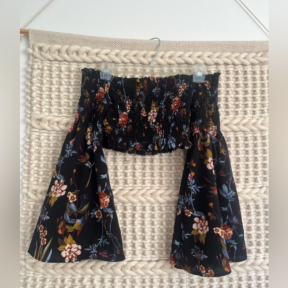 FASHION NOVA XS Cropped Floral with Flowy Sleeves - Picture 3 of 7